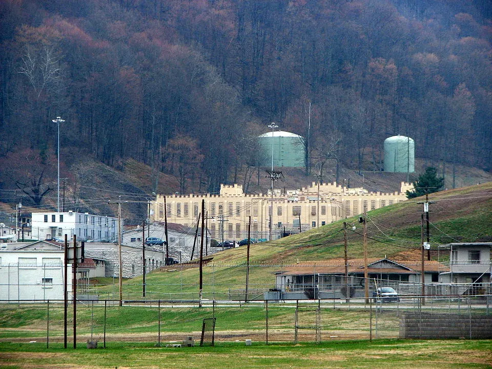 Brushy Mountain State Penitentiary, Petros
