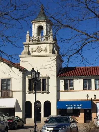 Plaza Del Lago Center