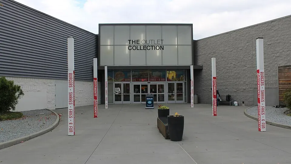 The Outlet Collection Seattle, Auburn