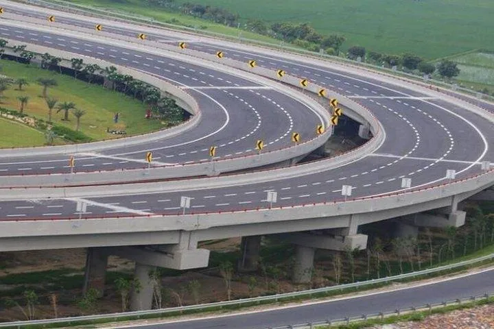 Smooth Departure Transfer by Car from Agra to Lucknow