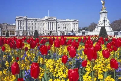 Buckingham Palace and Windsor Castle Self-Guided Tour with Coach