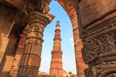 Private Delhi Tour: Lotus Temple, Qutub Minar and Dilli Haat