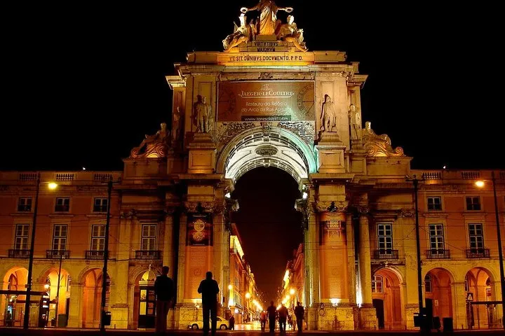 Private tour: Lisbon Fado Dinner Show and Panoramic Night Tour
