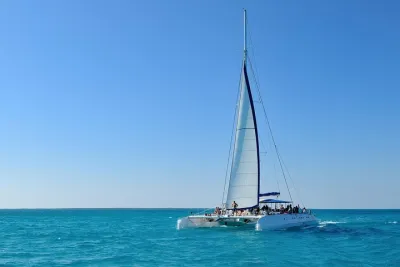 Catamaran Sailing to isla mujeres open bar included