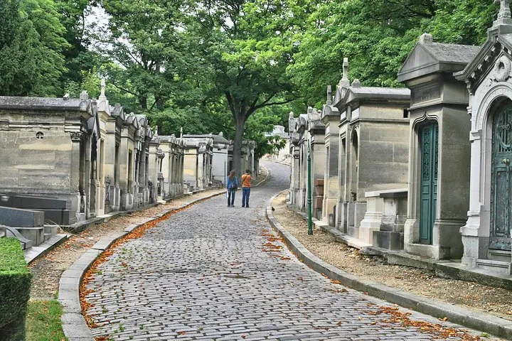 Paris: Famous Graves of Pere Lachaise Cemetery Guided Tour