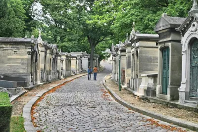 Paris: Famous Graves of Pere Lachaise Cemetery Guided Tour