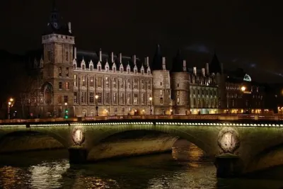 Paris by Night Walking Tour: Ghosts, Mysteries and Legends