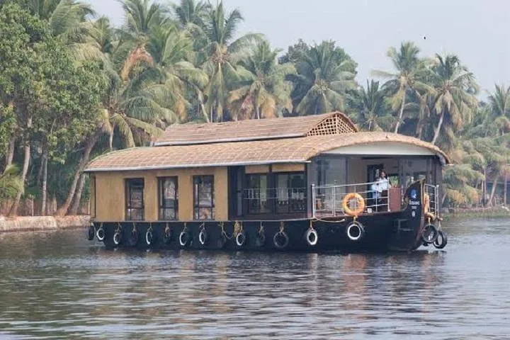 Private Alleppey Backwater Houseboat Day Cruise including Lunch