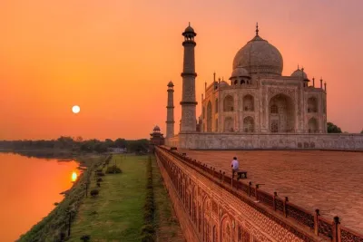 Private Taj Mahal and Fatehpur Sikri Tour From Delhi with Lunch