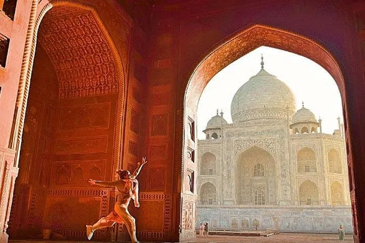 Taj Mahal & Fatehpur Sikri Tour from Delhi Overnight Experience
