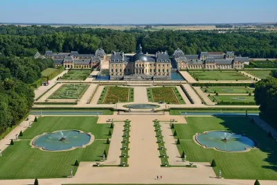 Vaux-le-Vicomte Castle Day Trip with Chateaubus Shuttle