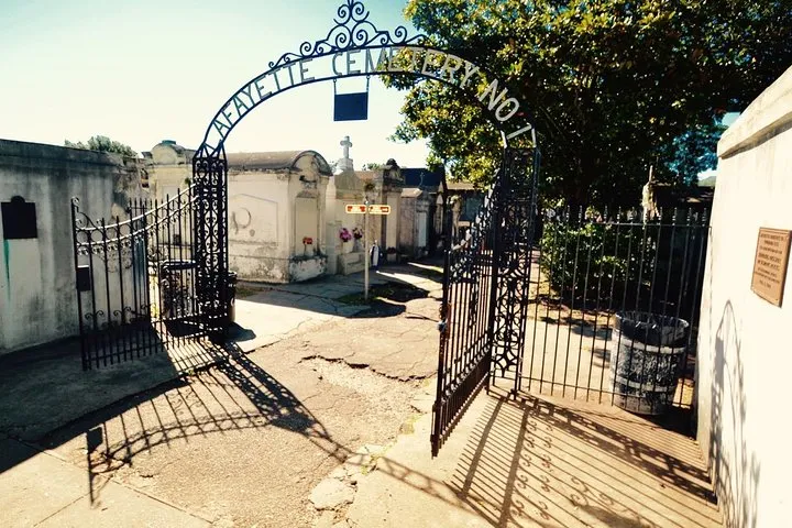 NOLA Garden District and Gates of Lafayette Cemetery Tour