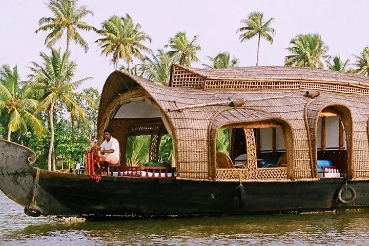Private 2 Day Tour to Kerala from Hyderbad with Flight : Houseboat & Cochin Tour