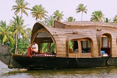 Private 2 Day Tour to Kerala from Mumbai with Flight : Houseboat & Cochin Tour