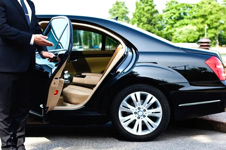 Paris Private Transfer: One-Way City Ride
