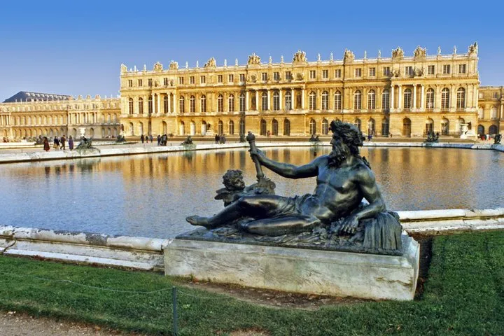 Palace of Versailles and Giverny 9-hour private car serive