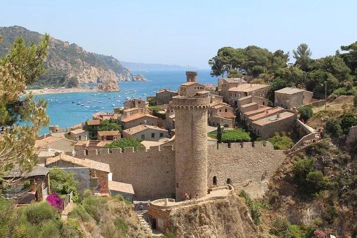Costa Brava Day Sightseeing Tour with Boat Trip from Barcelona