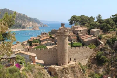 Costa Brava Day Sightseeing Tour with Boat Trip from Barcelona