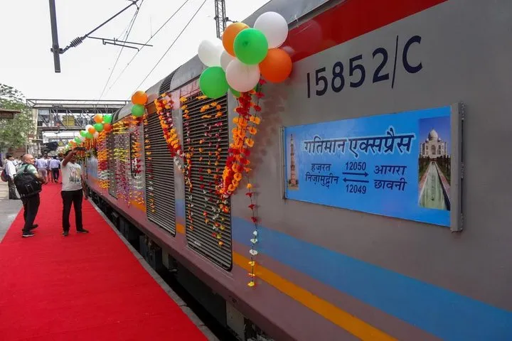 Taj Mahal Agra Tour from Delhi by Gatimaan Express Train