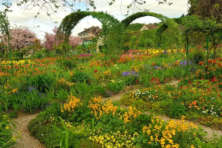 Private day tour to Giverny Gardens and Rouen from Paris