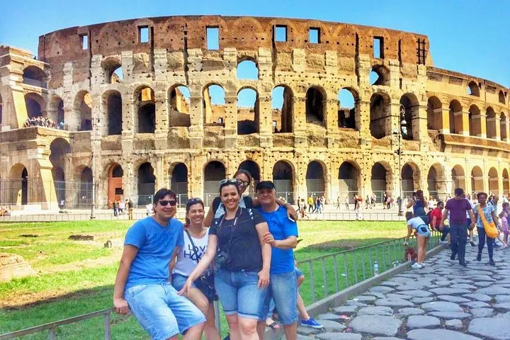 Colosseum and Forum Tour with Lunch in an Ancient Roman Theater