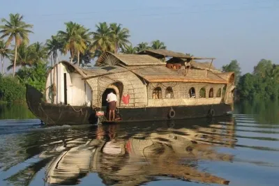 Kochi Private Tour: Overnight Alleppey Backwaters Luxury Houseboat Cruise