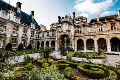 Marais District and Jewish Quarter Guided Walking Tour 12ppl Max