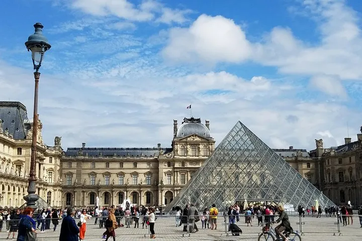Louvre Museum Access with Guided Mona Lisa Tour
