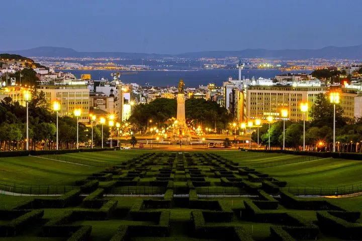 Lisbon Night Lights: Private Tour & Dinner Experience