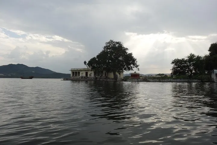 Udaipur - Boat ride at lake Pichhola