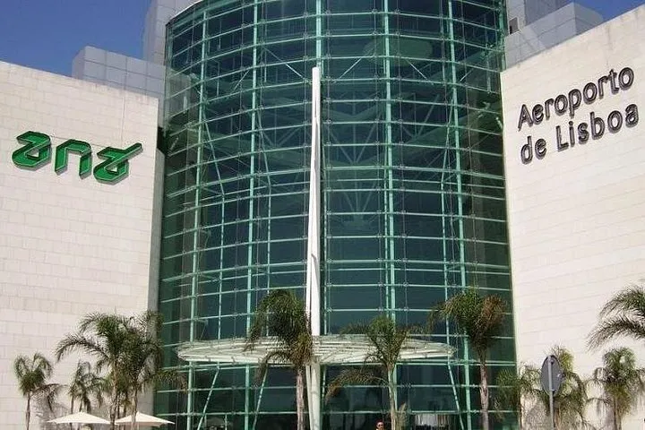 Lisbon Airport Transfer to Caparica: Private, Flight Tracked