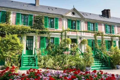 Versailles Palace and Giverny Monet House Visit with Lunch