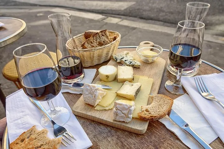 Paris Le Marais Historical Walking Tour with Wine and Cheese Tasting