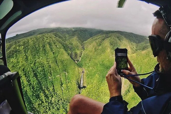 Doors Off West Maui and Molokai 45 minute Helicopter Tour