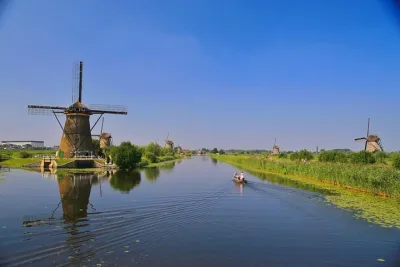 Kinderdijk private tour WINDMILLS in luxury Jaguar S Type