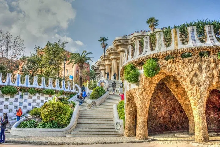 Barcelona: Park Guell Guided Tour with Skip the Line Ticket