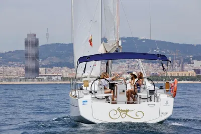 2 hour Shared Sailing Tour in Barcelona with Open Bar & Snacks