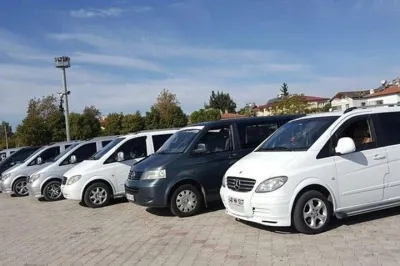 Agra to Delhi airport transfer by air-conditioned car