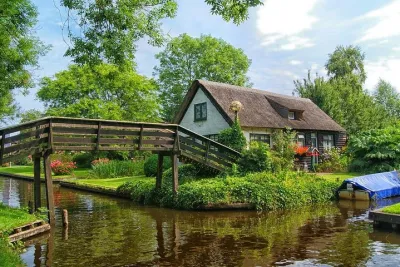 Private Tour to Keukenhof tulip fields, Giethoorn from Amsterdam