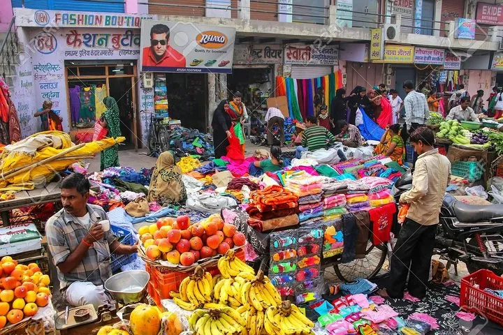 Street shopping in Agra