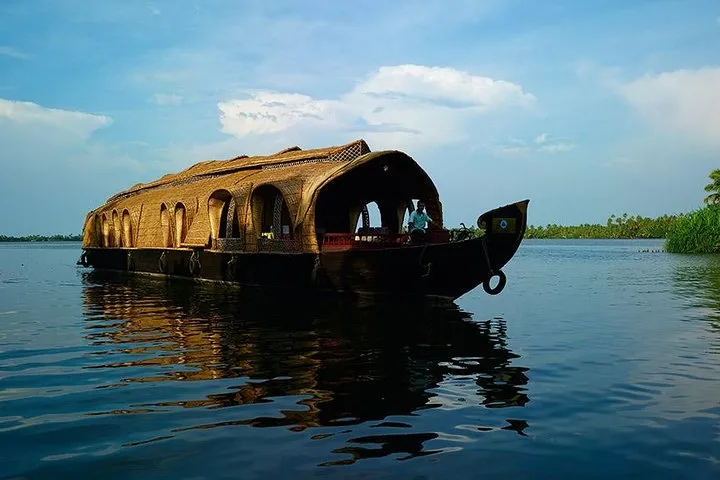 Private Backwater Cruise on a Houseboat and Shikara including Lunch