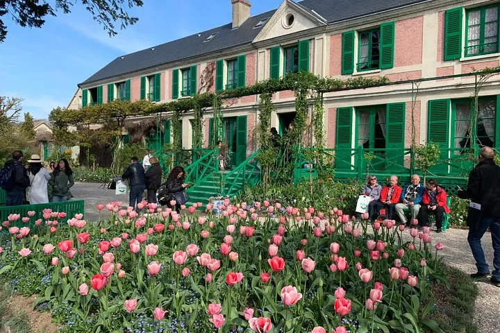 Versailles Palace and Giverny Private Guided Tour from Paris