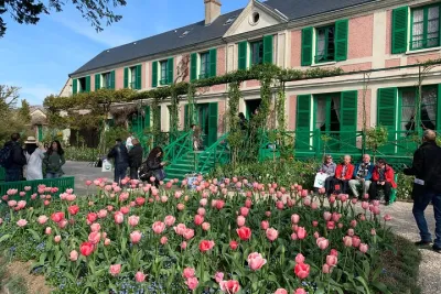 Versailles Palace and Giverny Private Guided Tour from Paris
