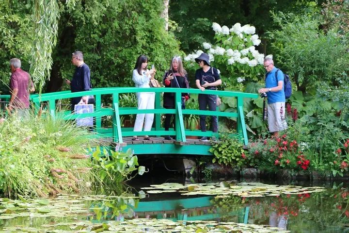 Giverny's House & Gardens plus Versailles Palace Day Trip with Lunch from Paris