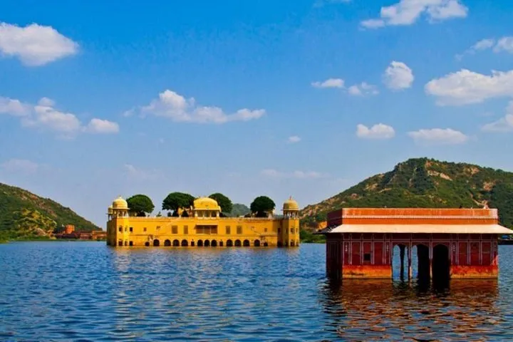 Experience Jaipur Full day Sightseeing with Transports & Tour Guide