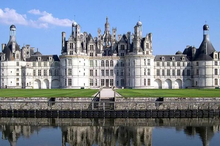 Loire Valley Castles Tour with Chambord and Chenonceau from Paris