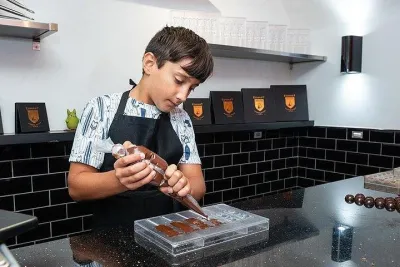 Private Family Chocolate Making Class in Paris