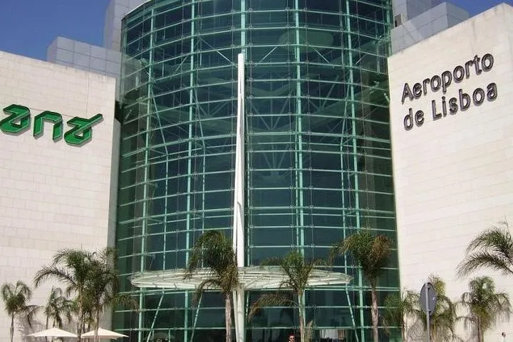 Lisbon Airport Transfer to Ericeira: Private, Flight Tracked