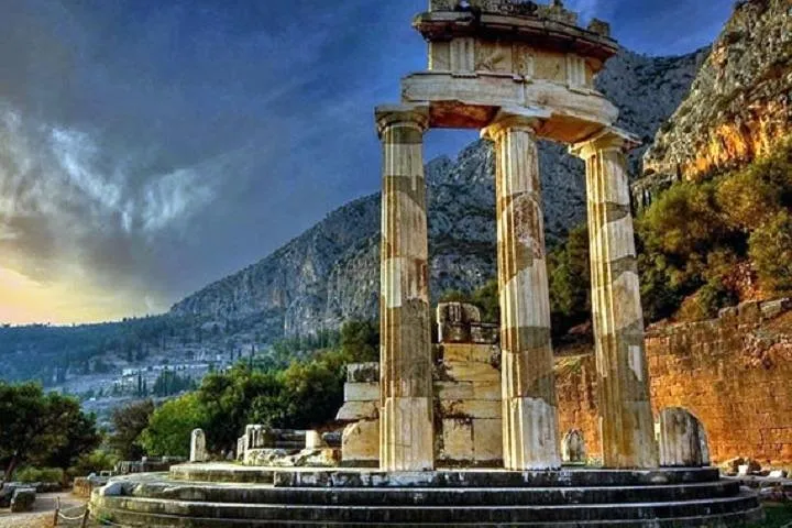 Delphi and Hosios Loukas Monastery Full Day Private Tour