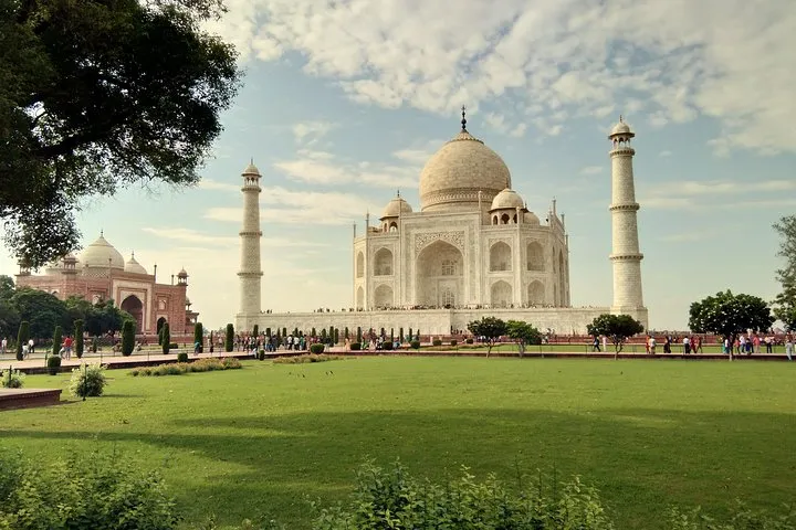 Taj Mahal Sunrise Tour from Delhi by Car – Same Day Agra Trip